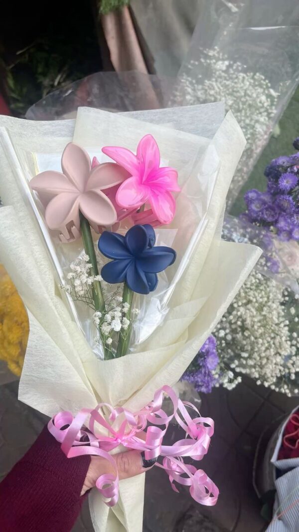 Florivya BloomGrip Bouquet – Aesthetic Hair-Clip Floral Arrangement